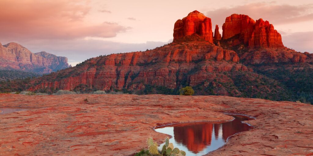 rode rotsformaties van Cathedral Rock in Sedona, Arizona, tijdens zonsopgang of zonsondergang