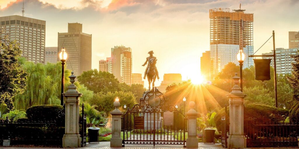 zonsondergang over het standbeeld van George Washington in de Public Garden in Boston