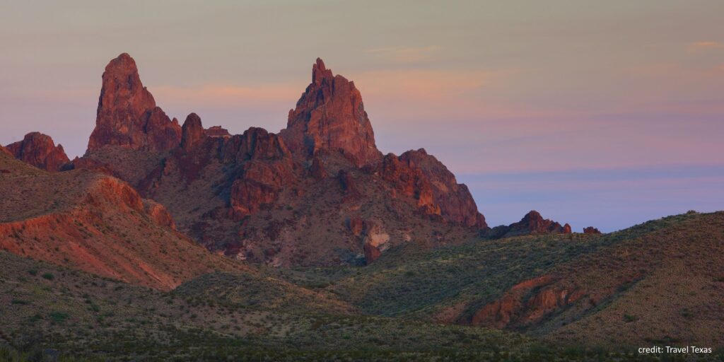 "Mule Ears"-rotsformatie in Big Bend National Park tijdens de zonsondergang.