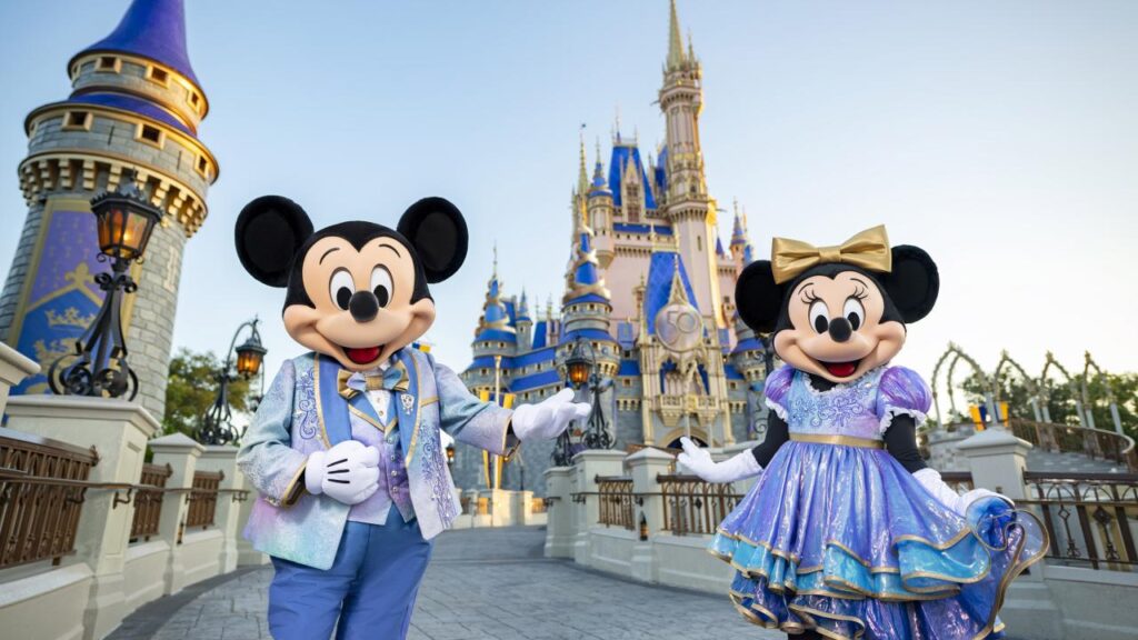 Mickey en Minnie Mouse in hun speciale EARidescent outfits voor de 50e verjaardag van Walt Disney World Resort in Florida. Ze staan voor het iconische Cinderella Castle in het Magic Kingdom Park.