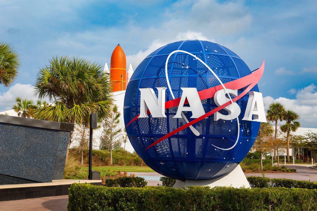 Dit globevormige bord staat bij de ingang van het Kennedy Space Center Visitor Complex op Merritt Island, Florida. Het is een driedimensionale weergave van het originele NASA-logo