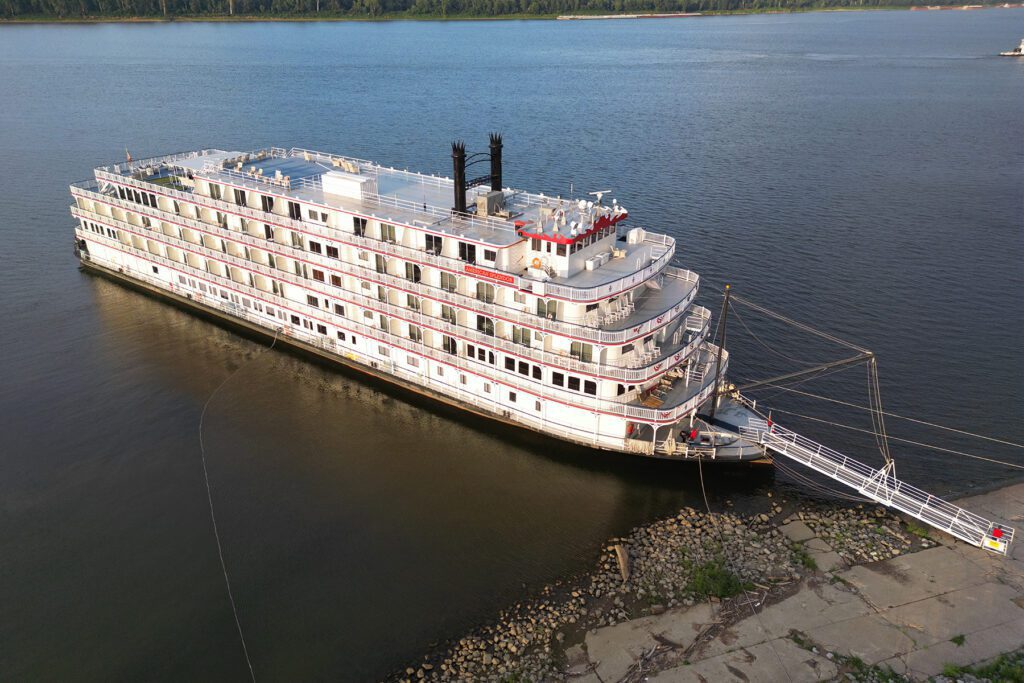 American Splendor cruiseschip aangemeerd