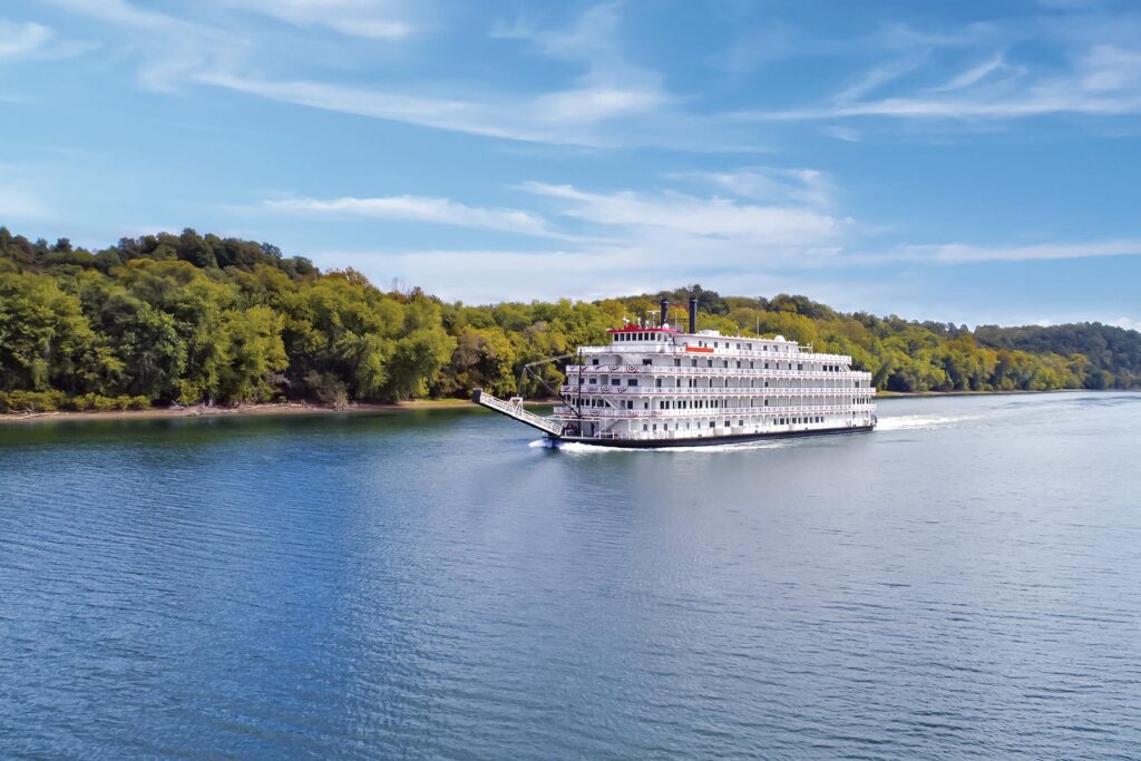 American Splendor cruiseschip varend op de Mississippi