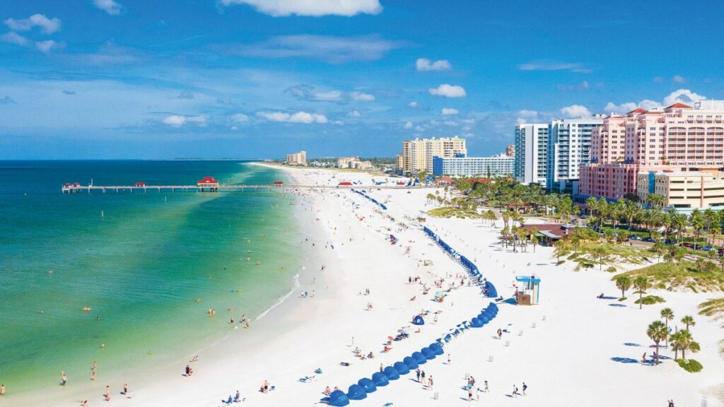 strand met blauwe parasollen