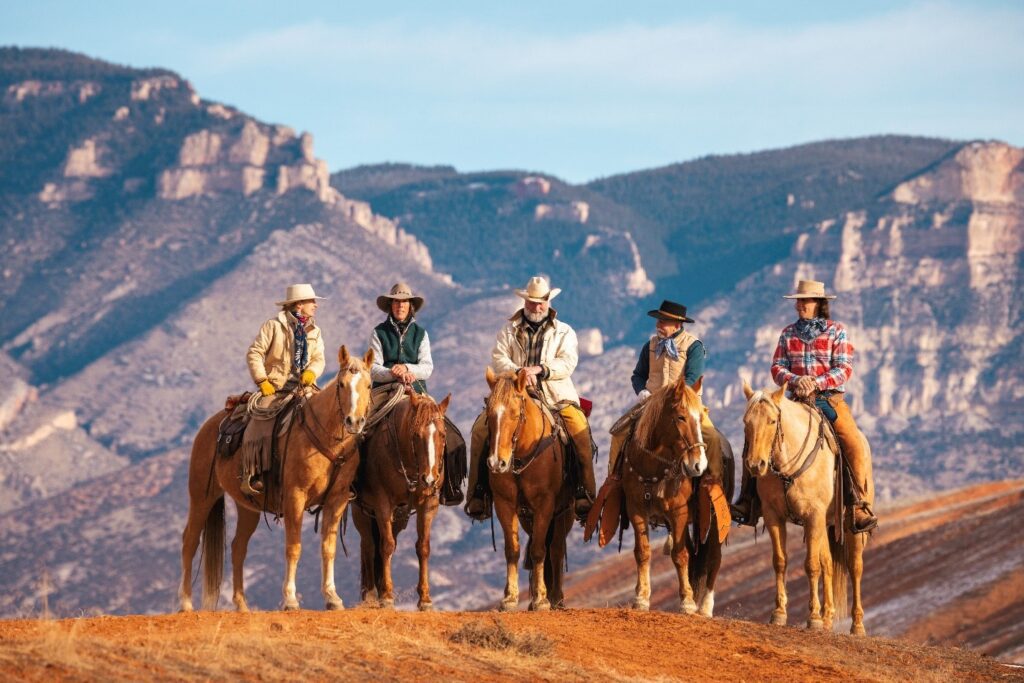 hideout ranch paardrijden, 5 ruiters met cowboyhoed naast elkaar