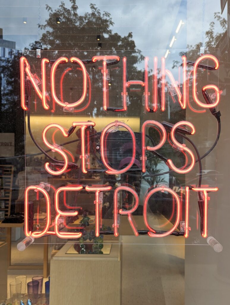 quote in lichten in een etalage "nothing stops Detroit"
