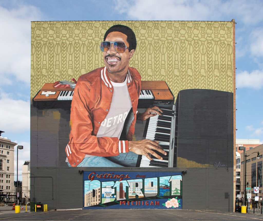 straatkunst, straatschildering, muurschildering van man die piano speelt met zonnebril op in de straten van Detroit
