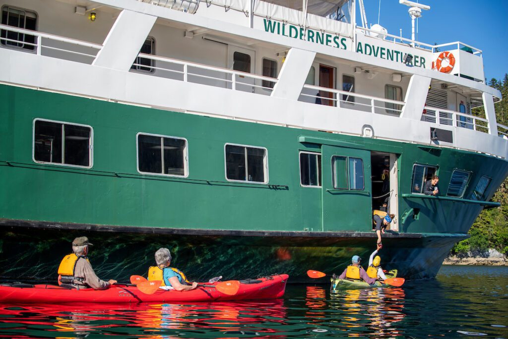 kajakken langs een boot, cocktail hour, aperitief in een kajak op het water
