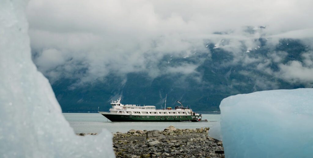 Cruise schip op het water tussen gletsjers, Alaska
