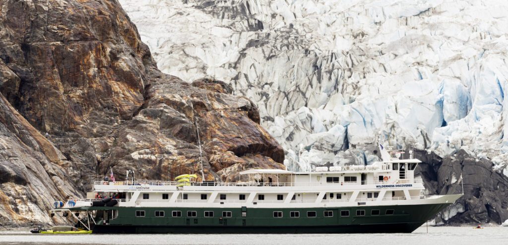 Cruise schip voor gletsjer