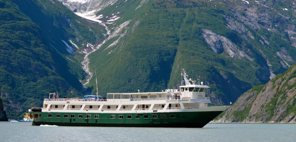 cruiseschip in Alaska tussen de fjorden en gletsjers met Ketchikan