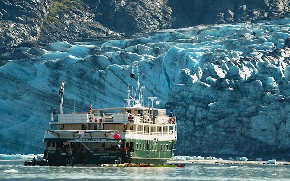 cruiseschip in Alaska tussen de fjorden en gletsjers met Ketchikan