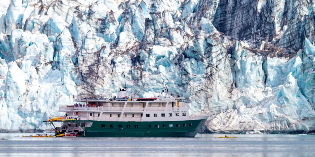 cruise schip in Alaska op het water en met gletsjers als uitzicht