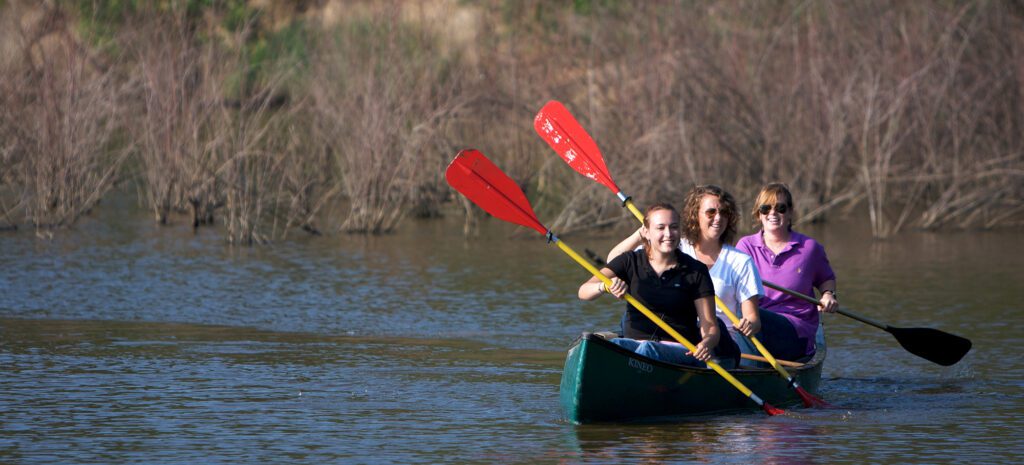 kajakken met 3 in een kajak boot