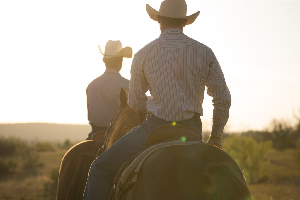 twee ruiters met cowbowhoeden
