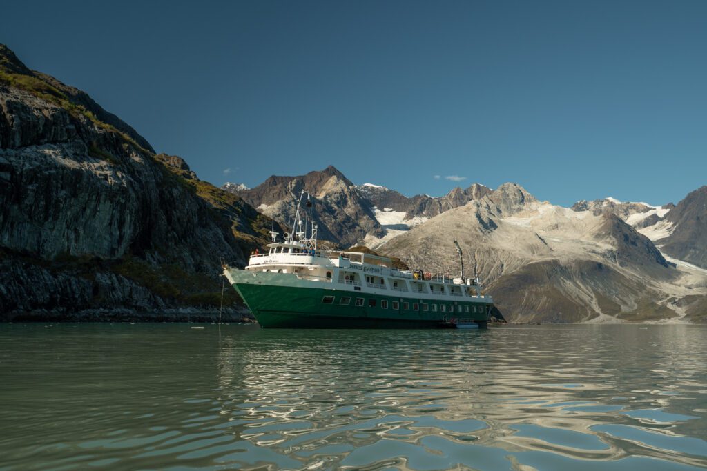 boot tussen de gletsjers in Alaska
