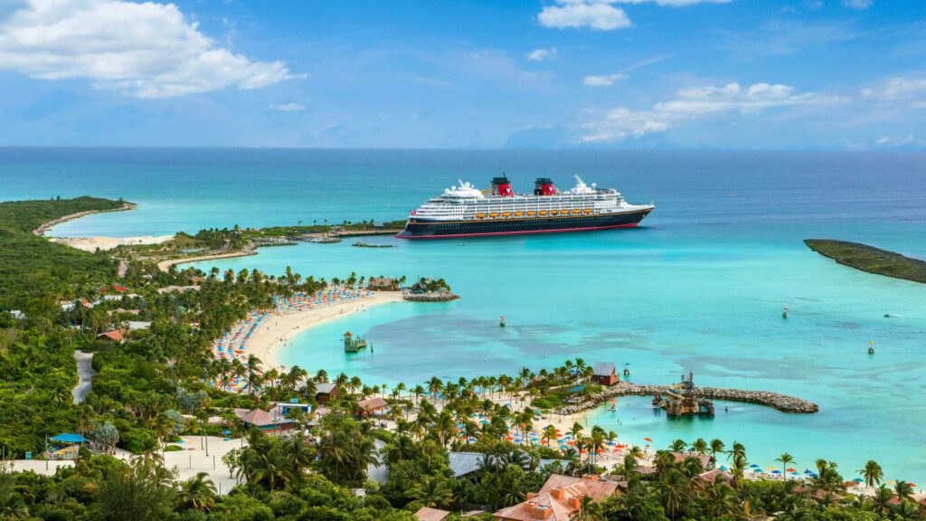 uitzicht van een cruise schip dat vertrekt vanaf een eiland met stranden