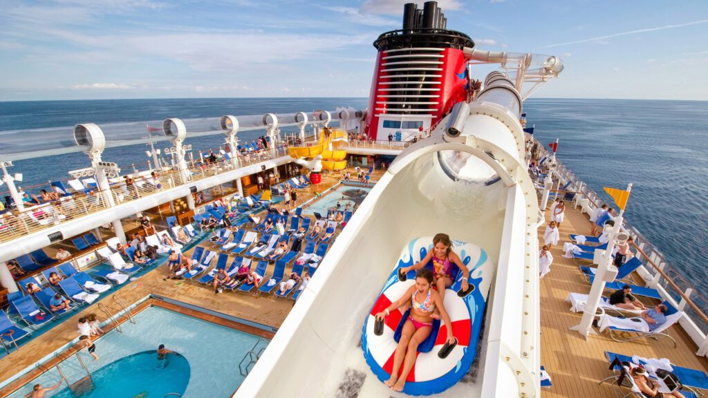glijbaan dat uitkomt in een zwembad op het boven dek van een cruise schip