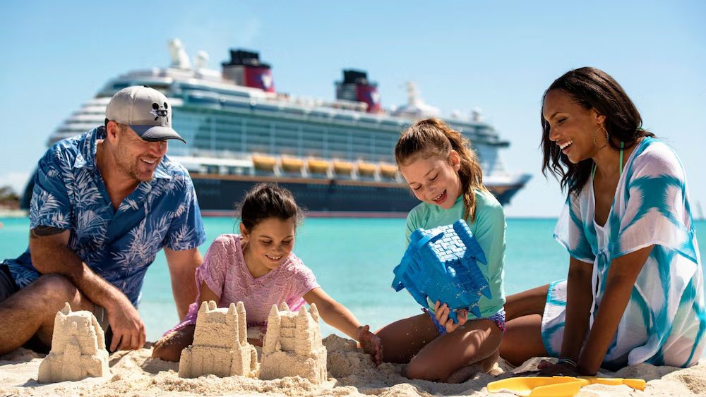 Familie op strand die lachen en spelen, op de achtergrond een cruise schip