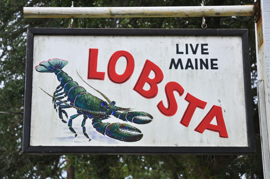 Uithangbord van restaurant in Boston waarop staat "Live Maine Lobsta"